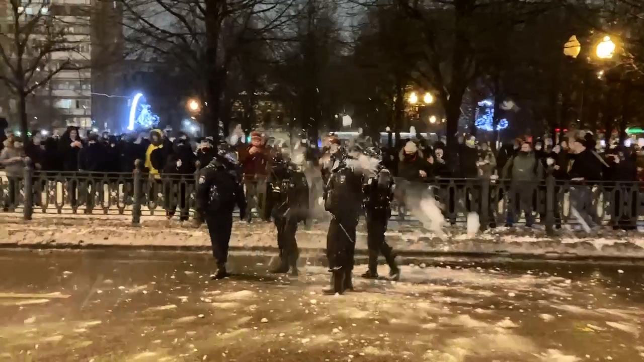 Rusiyada aksiyaçılar polisi Qartopu Atəşinə tutdular