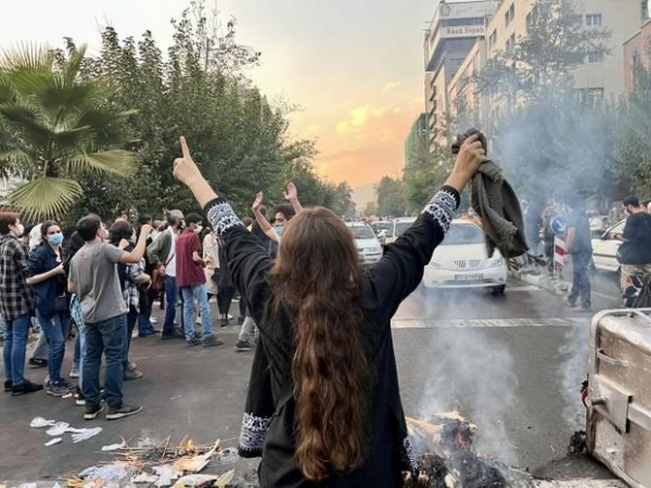 İran polisi etirazçı qadınları gülləbaran etdi