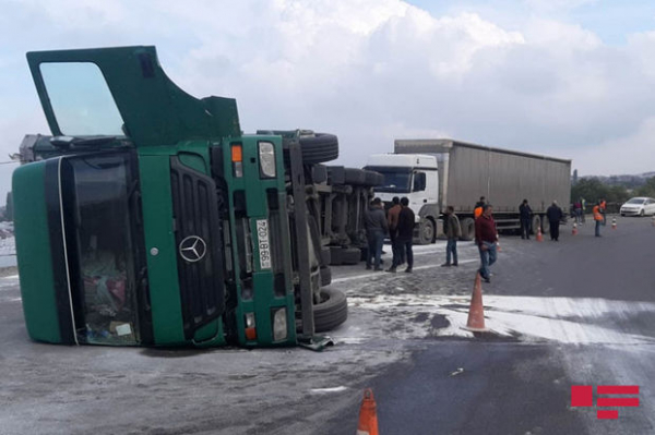 Şəmkirdə yük maşını aşıb