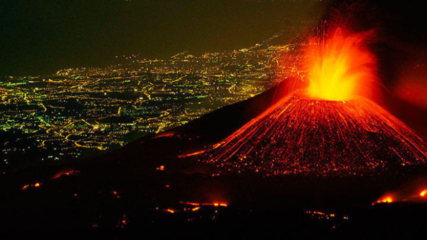 Вулкан Этна начал извергаться на Сицилии, в соцсетях публикуют впечатляющие кадры.