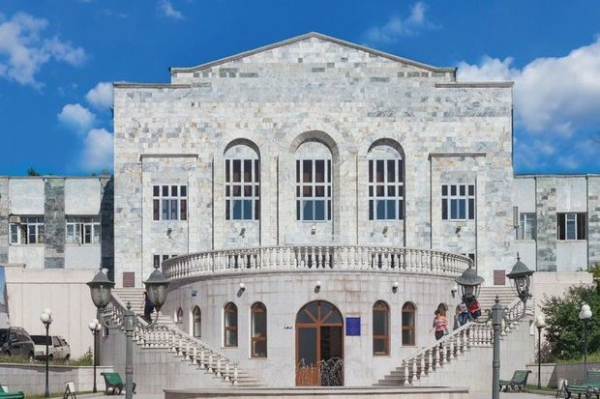Фотографии здания Карабахского университета, который будет создан в Ханкенди