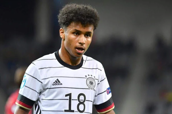 Almaniya millisinin futbolçusu “beşbarmaq” və elektroşoker daşıdığı üçün cərimələnib